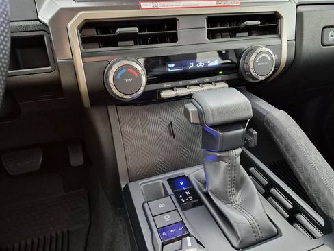 Used 2025 Toyota Tacoma SR5 AWD/4WD image 20