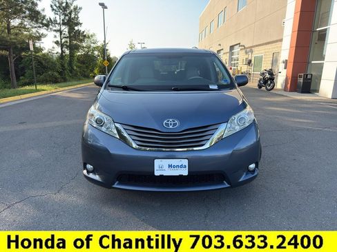 Used 2014 Toyota Sienna XLE FWD image 2
