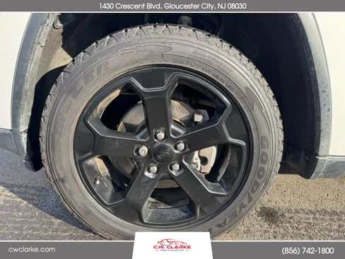 Used 2018 Jeep Grand Cherokee Laredo image 8