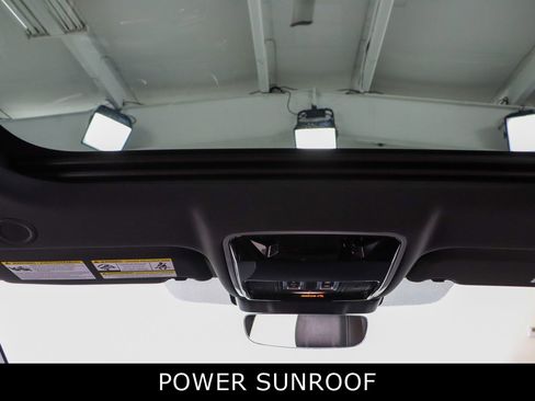 Used 2022 Land Rover Range Rover Velar R-Dynamic S image 21