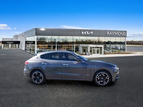Used 2018 Maserati Levante GranLusso AWD/4WD image 2