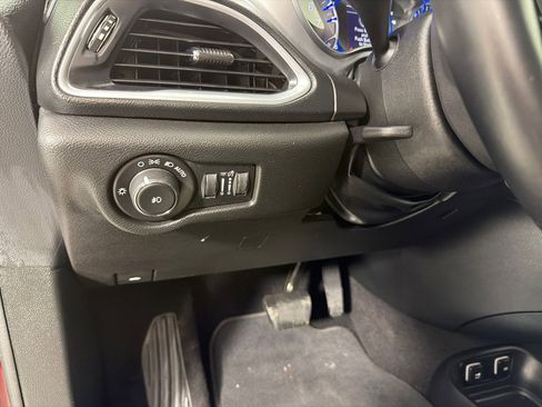 Used 2018 Chrysler Pacifica Touring Plus w/ S Appearance Package FWD image 12