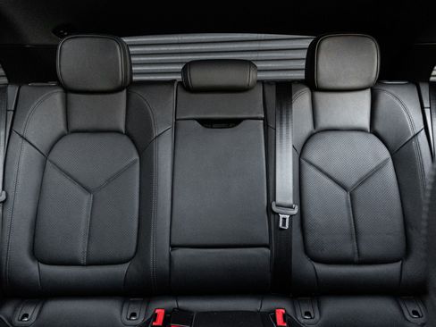 Certified 2025 Porsche Macan image 23