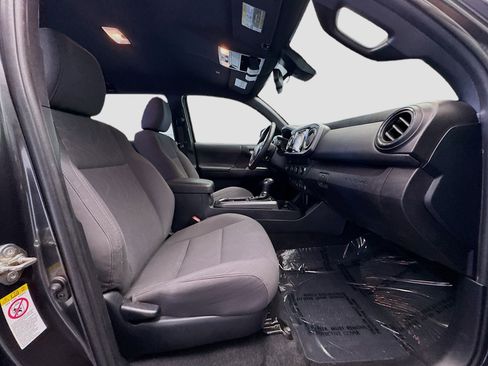 Used 2019 Toyota Tacoma TRD Sport w/ Technology Package image 18