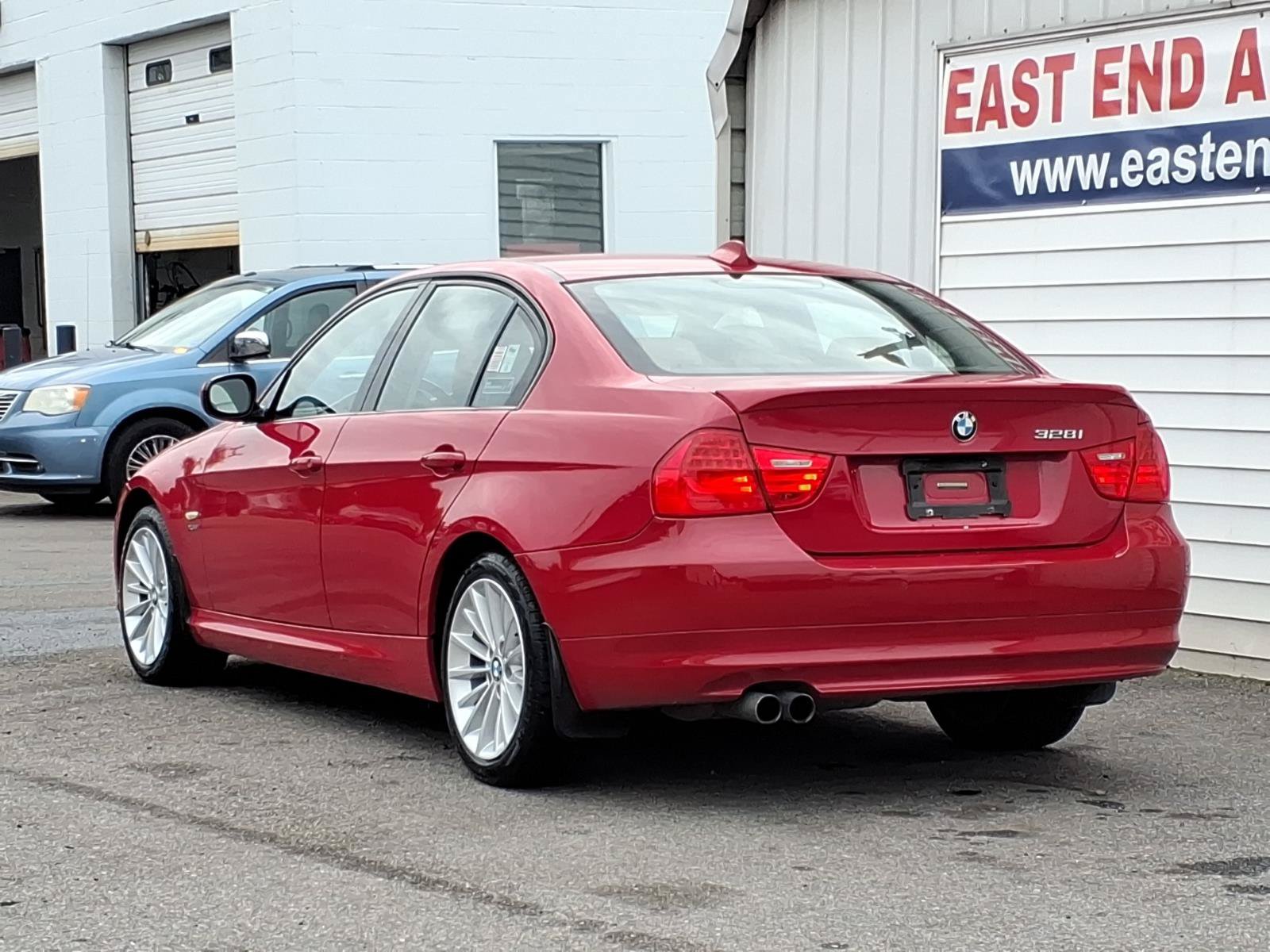Used 2011 BMW 328i xDrive Sedan AWD/4WD image 3