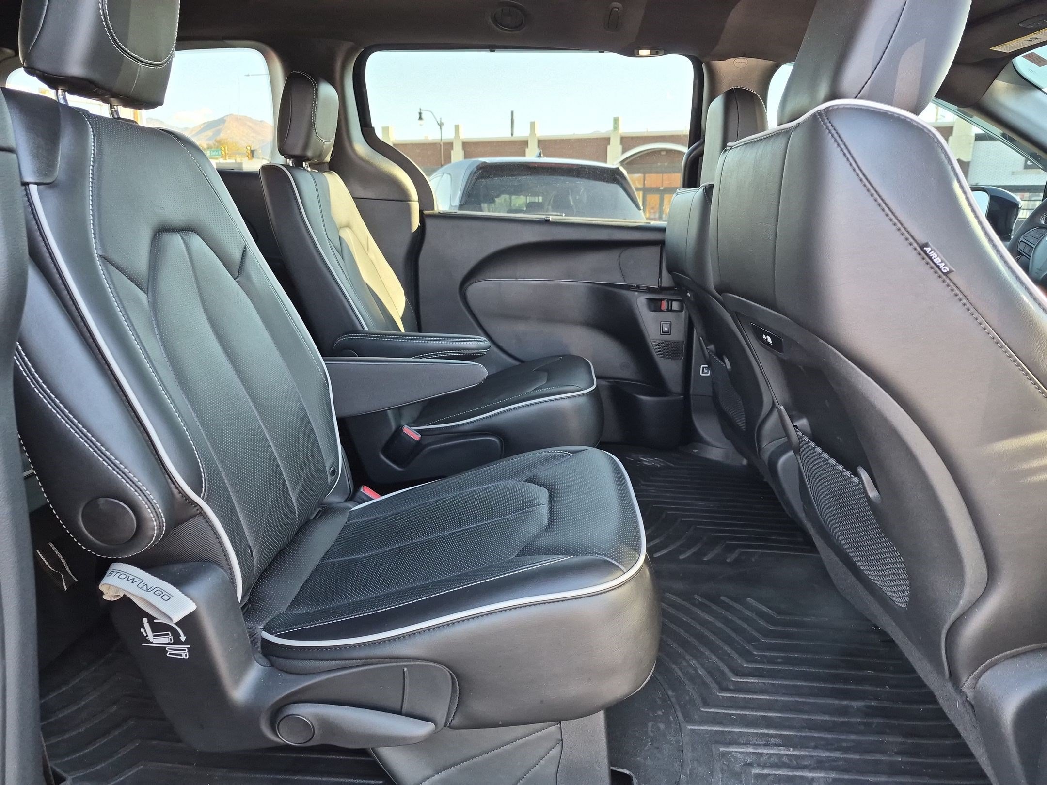Used 2025 Chrysler Pacifica Limited AWD/4WD image 32