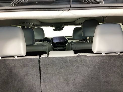 Used 2024 Toyota Highlander Platinum AWD/4WD image 14