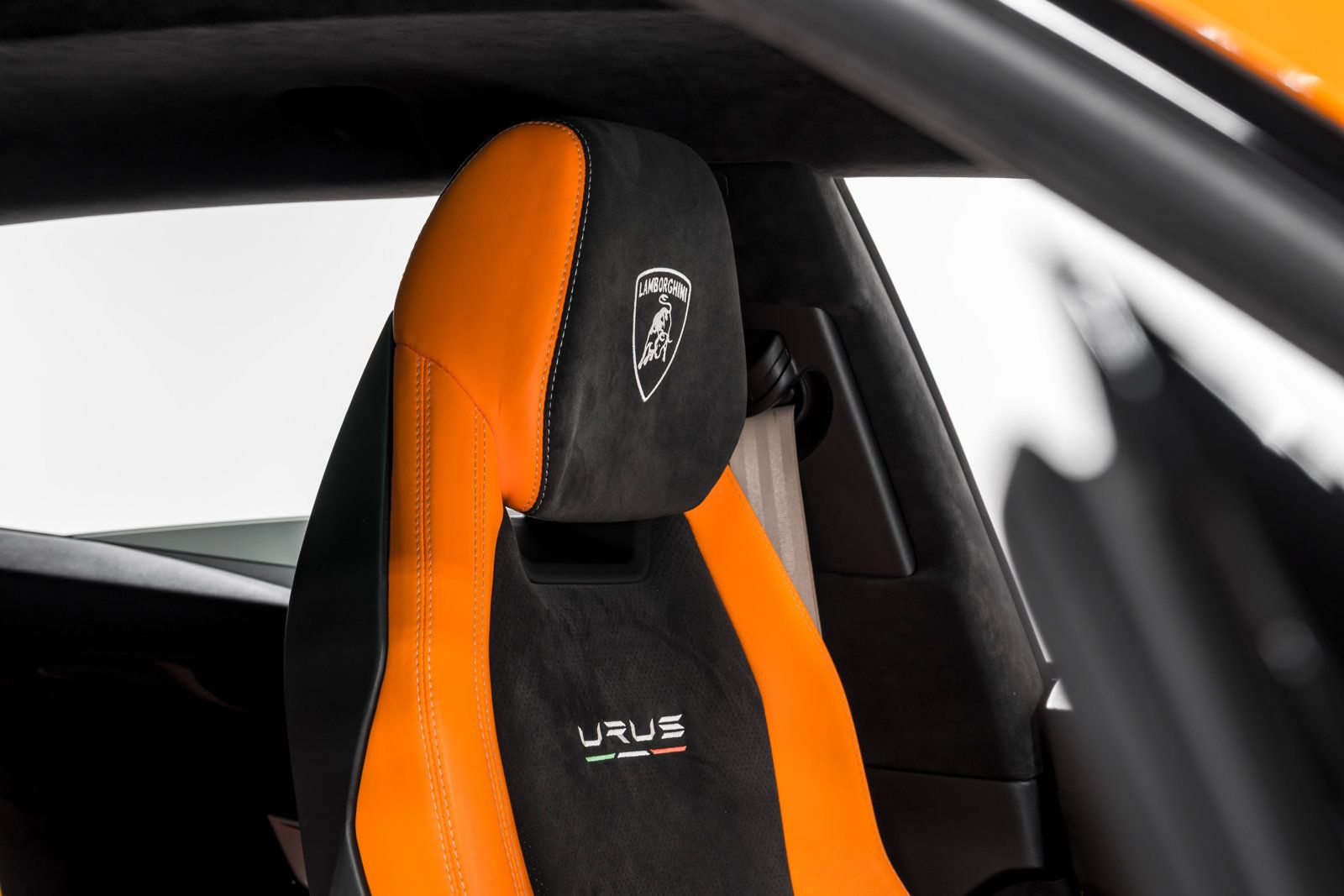 Used 2022 Lamborghini Urus AWD/4WD image 39