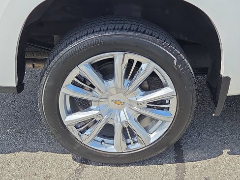 Used 2023 Chevrolet Silverado 1500 High Country w/ High Country Premium Package AWD/4WD image 17