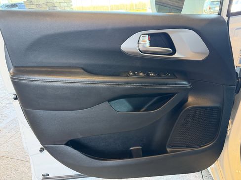 Used 2019 Chrysler Pacifica Touring-L w/ S Appearance Package image 11