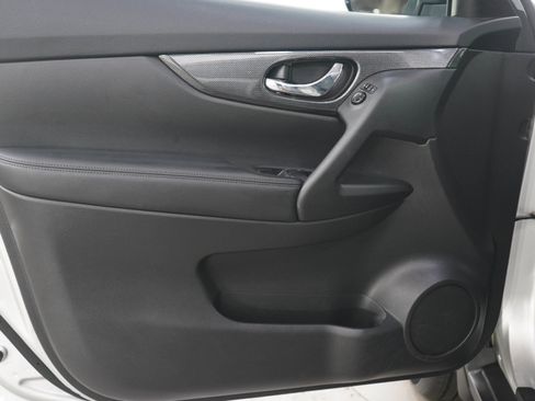 Used 2016 Nissan Rogue SL AWD/4WD image 19