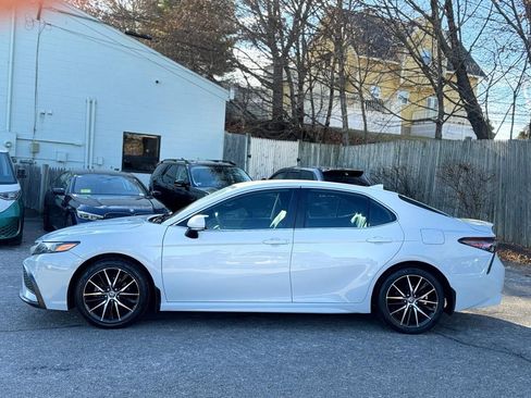 Used 2023 Toyota Camry SE image 3