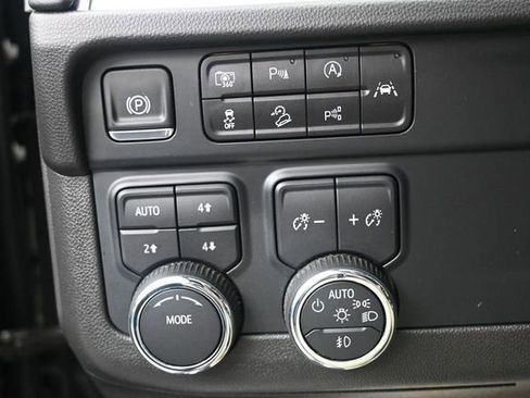 Used 2025 Chevrolet Suburban Z71 AWD/4WD image 9