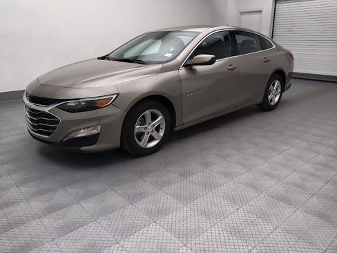 Used 2025 Chevrolet Malibu LS FWD image 2