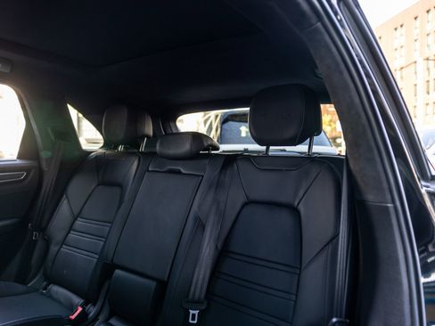 Certified 2023 Porsche Cayenne Turbo AWD/4WD image 31