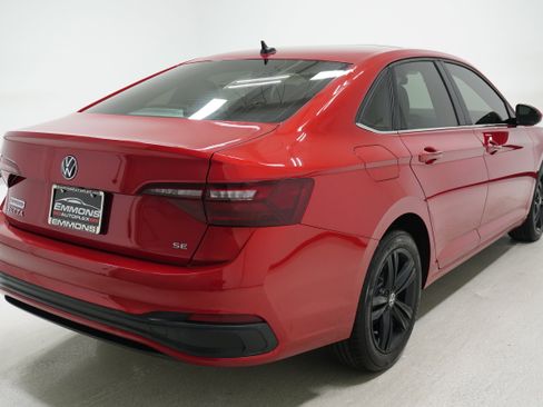 Used 2024 Volkswagen Jetta SE image 4