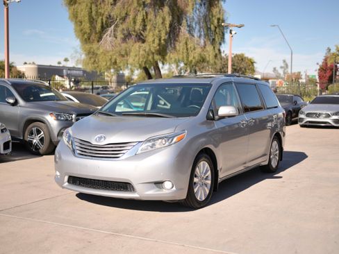 Used 2017 Toyota Sienna Limited FWD image 1