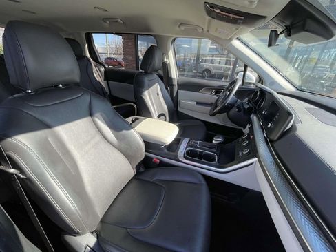 Used 2024 Kia Carnival LX image 14