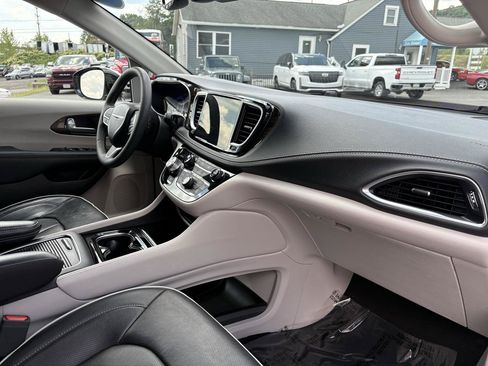 Used 2023 Chrysler Pacifica Limited AWD/4WD image 17