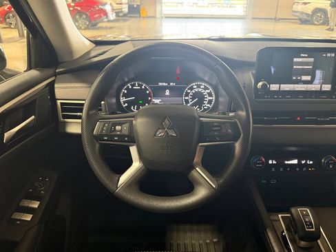 Used 2024 Mitsubishi Outlander ES FWD image 16