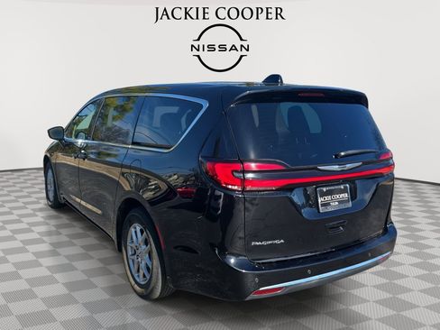 Used 2024 Chrysler Pacifica Touring-L image 7