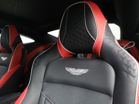 Used 2023 Aston Martin DBS Coupe image 20