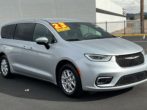 Used 2023 Chrysler Pacifica Touring image 3