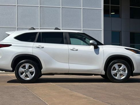 Used 2023 Toyota Highlander LE FWD image 3