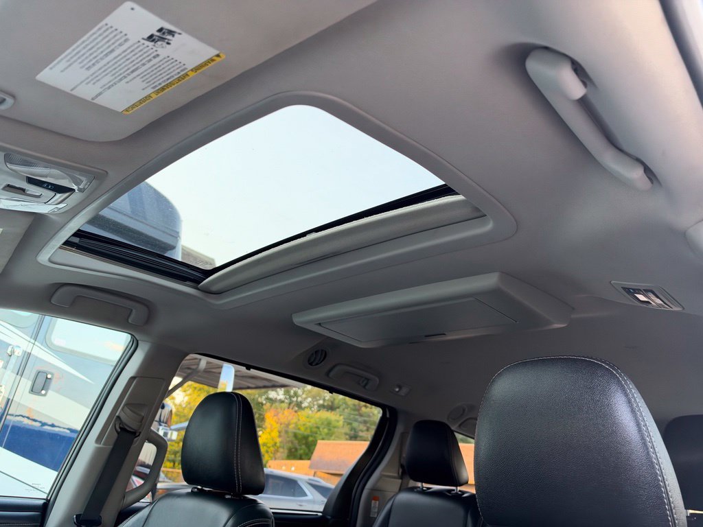 Used 2017 Toyota Sienna SE Premium w/ Outdoor Package FWD image 11