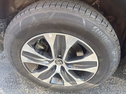 Used 2020 Toyota Highlander XLE image 9