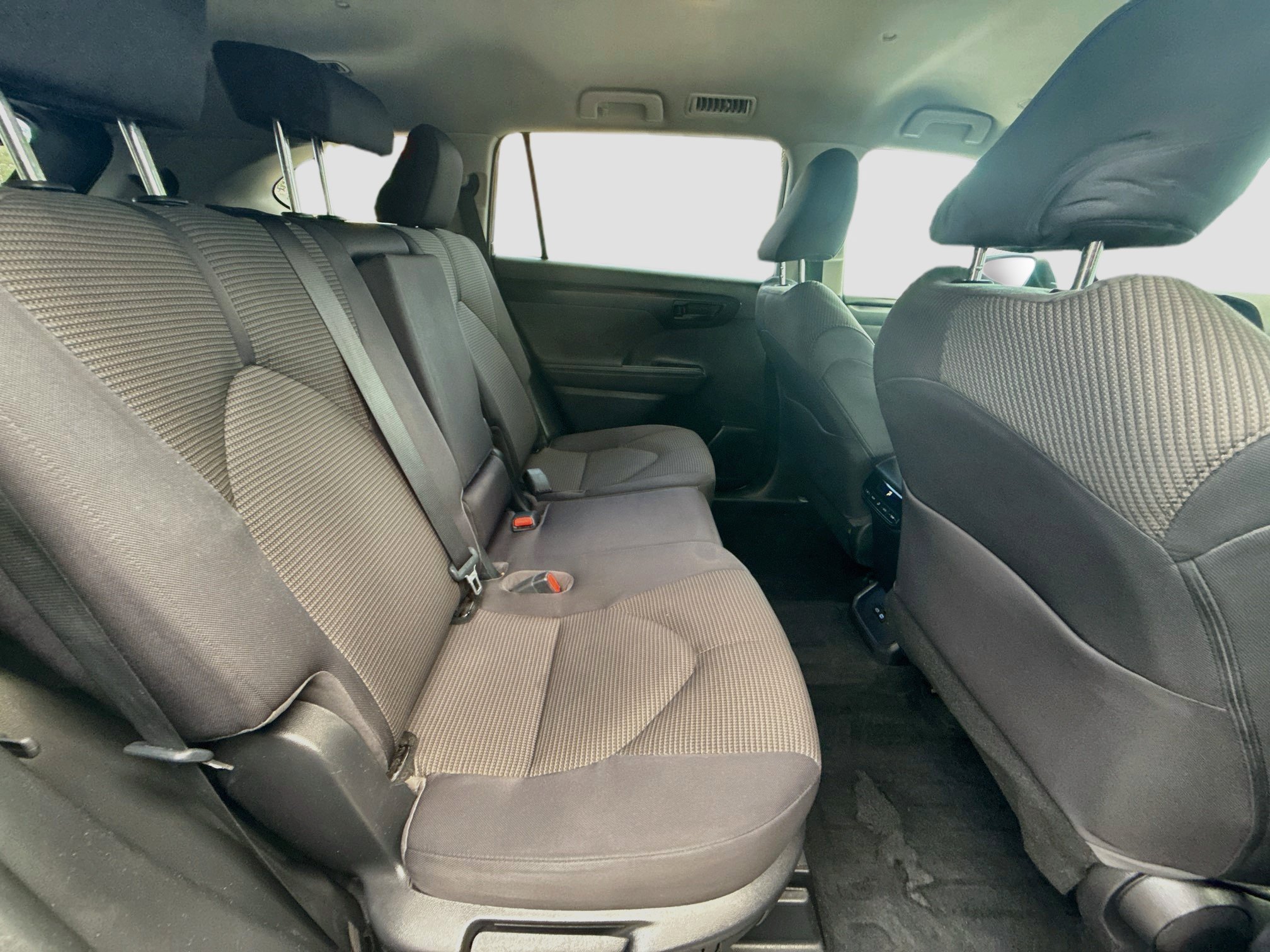 Used 2022 Toyota Highlander LE FWD image 28