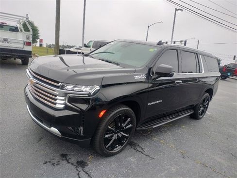 Used 2023 Chevrolet Suburban High Country image 3