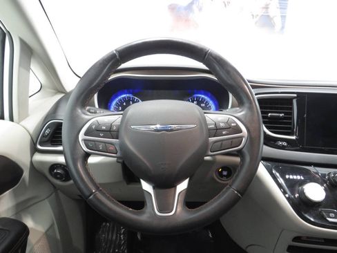 Used 2017 Chrysler Pacifica Touring-L FWD image 16