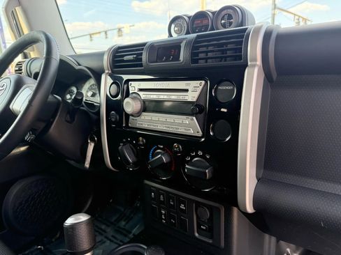 Used 2010 Toyota FJ Cruiser Sport Utility 2D image 25