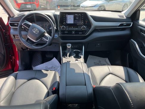 Used 2022 Toyota Highlander XLE AWD/4WD image 11