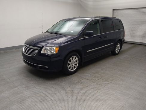 Used 2015 Chrysler Town & Country Touring FWD image 2