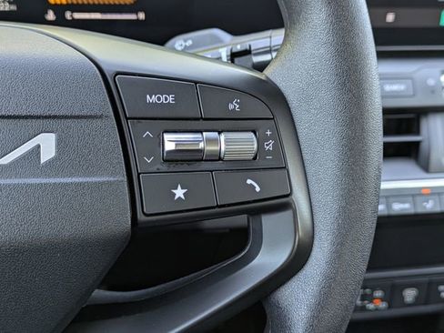 Used 2025 Kia K4 LXS image 27