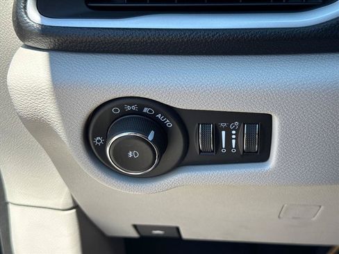 Used 2024 Chrysler Pacifica Touring-L AWD/4WD image 21