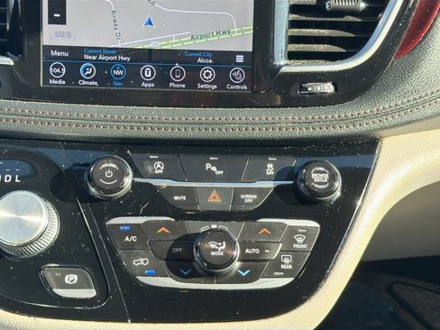 Used 2020 Chrysler Pacifica Limited FWD image 17