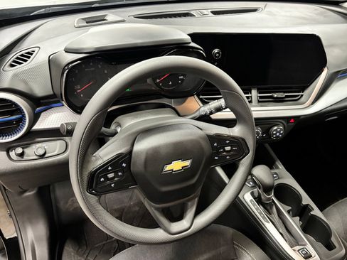 Used 2025 Chevrolet Trax LS w/ LS Convenience Package FWD image 15