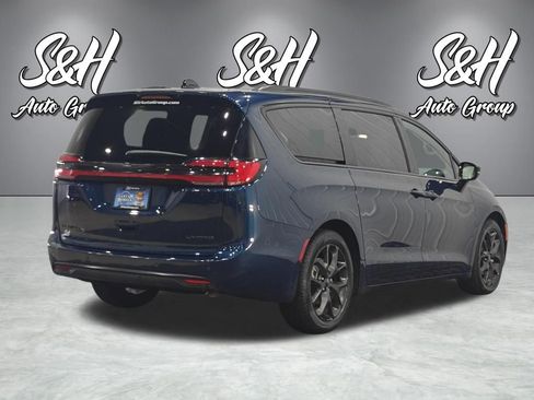 Used 2025 Chrysler Pacifica Limited image 22