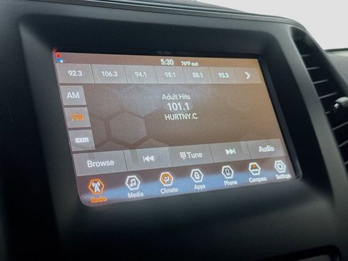 Used 2019 Jeep Cherokee Latitude Plus AWD/4WD image 17