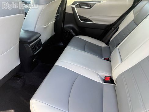 Used 2021 Toyota RAV4 XLE Premium image 25