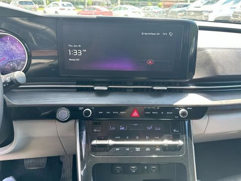 Used 2024 Kia Carnival EX FWD image 15
