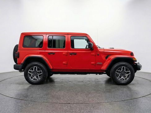 Used 2025 Jeep Wrangler Sahara image 11