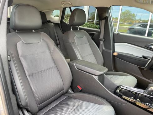 Used 2025 Chevrolet Trax LT w/ LT Convenience Package FWD image 35