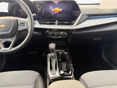 Used 2025 Chevrolet Trax LT w/ LT Convenience Package image 11