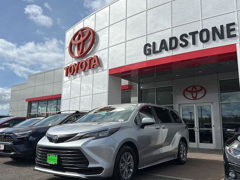 Used 2025 Toyota Sienna LE FWD image 1