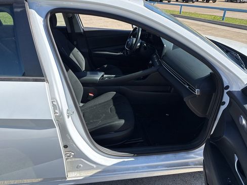 Used 2023 Hyundai Elantra SEL w/ Convenience Package image 14