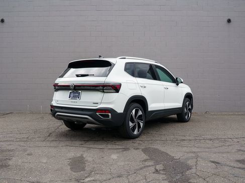 Used 2025 Volkswagen Taos SE AWD/4WD image 7